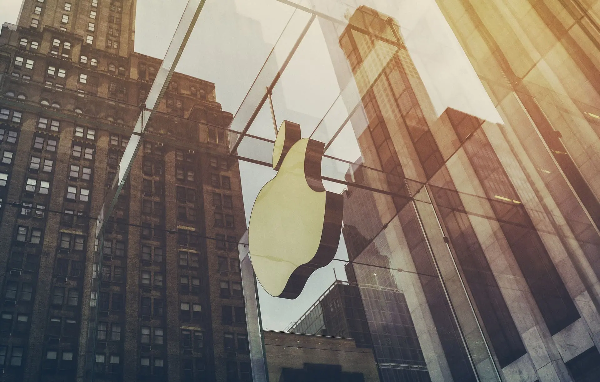 Apple stocks splitting again